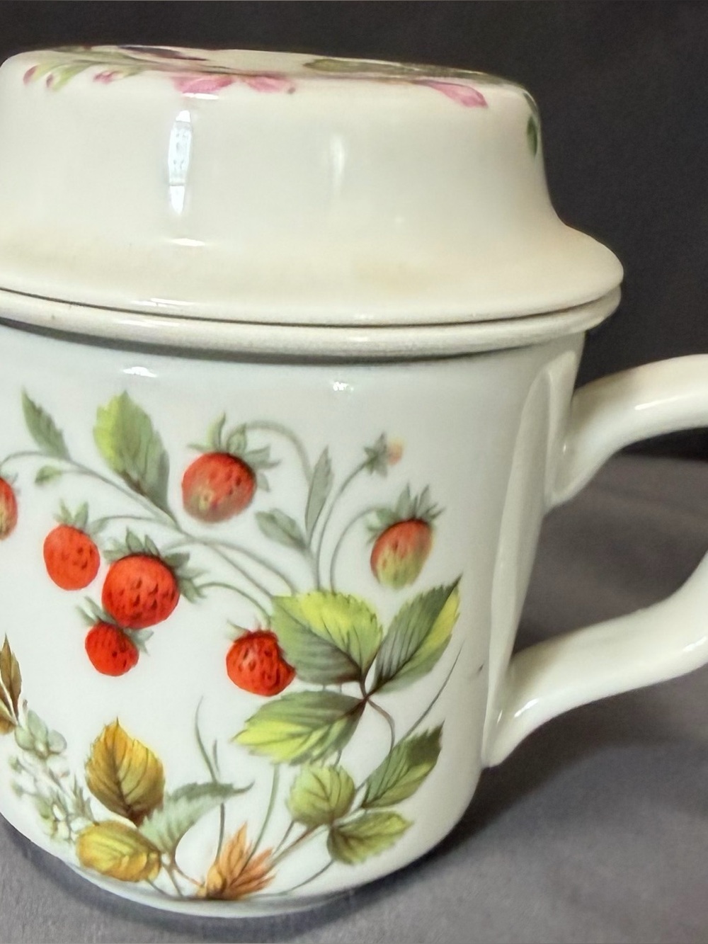 Vintage fruits d’ete Porcelain Strawberry Motif Lidded Mug - Red & Green